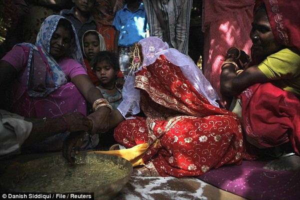 Cuộc sống của 1 cô dâu trẻ con tại Ấn Độ 2
