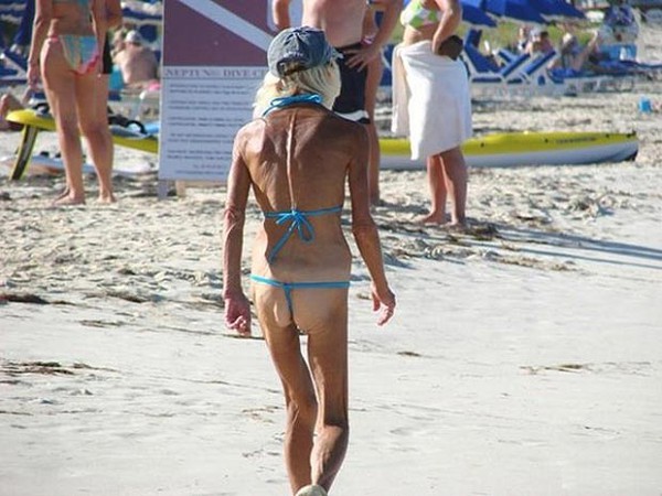 Sốc với những thảm họa... bikini trên bãi biển 10