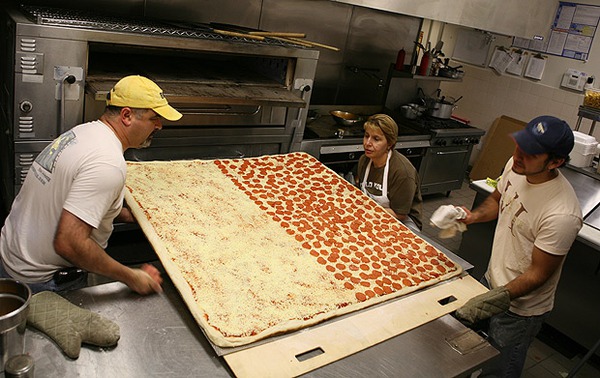 Chiếc bánh pizza có giá 4,3 triệu đồng 2