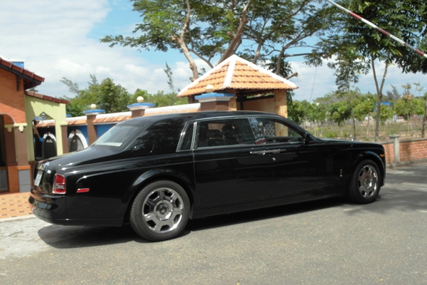 Đại gia Lê Ân tình tứ đi dạo trên Rolls Royce với vợ trẻ  6
