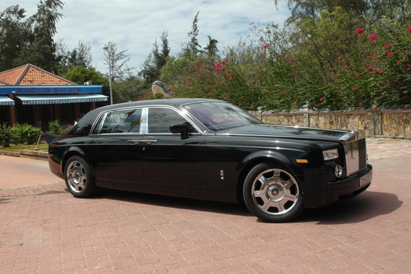 Đại gia Lê Ân tình tứ đi dạo trên Rolls Royce với vợ trẻ  10