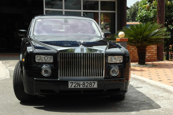Đại gia Lê Ân tình tứ đi dạo trên Rolls Royce với vợ trẻ  5