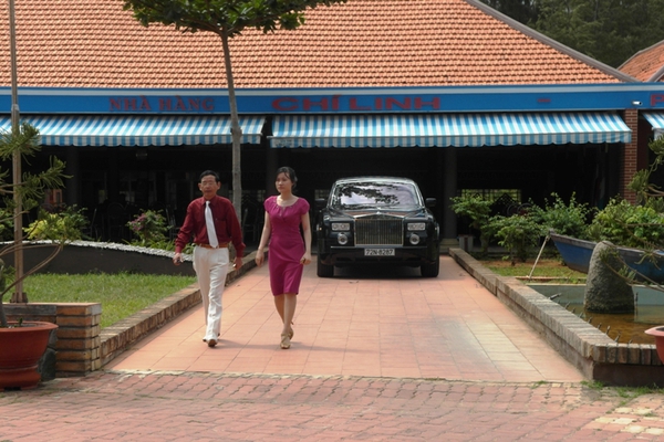 Đại gia Lê Ân tình tứ đi dạo trên Rolls Royce với vợ trẻ  12
