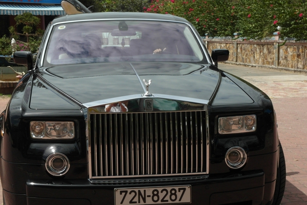 Đại gia Lê Ân tình tứ đi dạo trên Rolls Royce với vợ trẻ  8