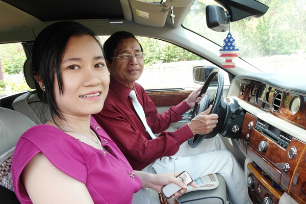 Đại gia Lê Ân tình tứ đi dạo trên Rolls Royce với vợ trẻ  2
