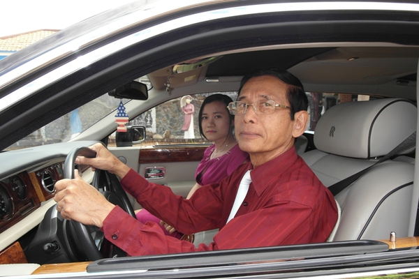 Đại gia Lê Ân tình tứ đi dạo trên Rolls Royce với vợ trẻ  11